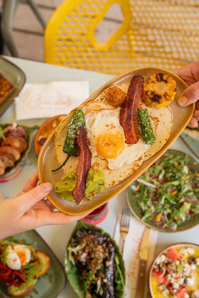 partage d'une assiette d'œuf et de saucisses brunch