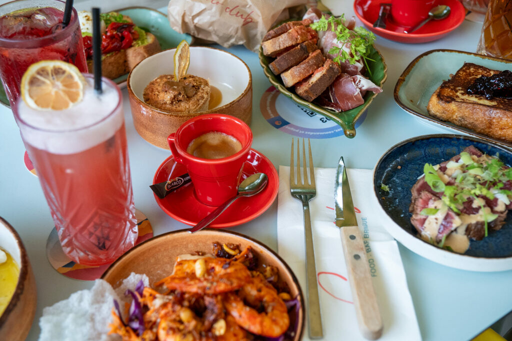 Table pleine de nourriture brunch